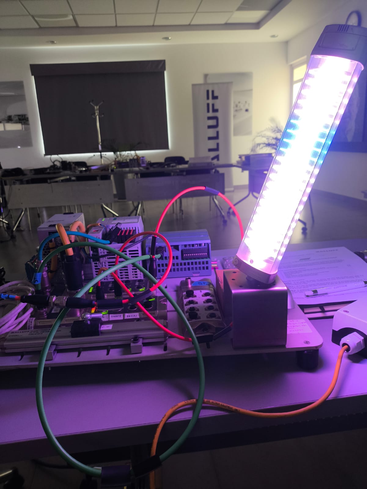 Ingenieros trabajando en automatización industrial